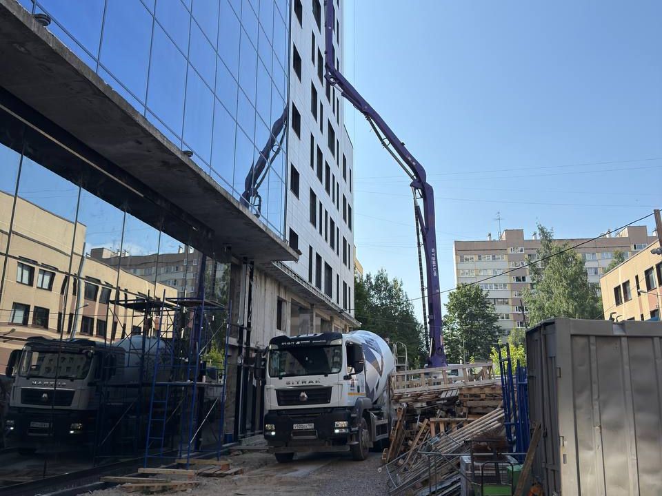 Миксер на стройке в городе