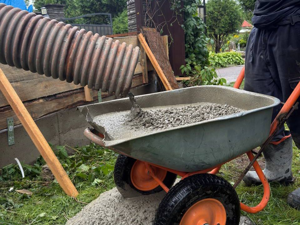 Раздача бетона по участку
