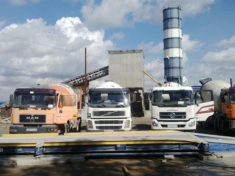 Миксеры у бетонного узла